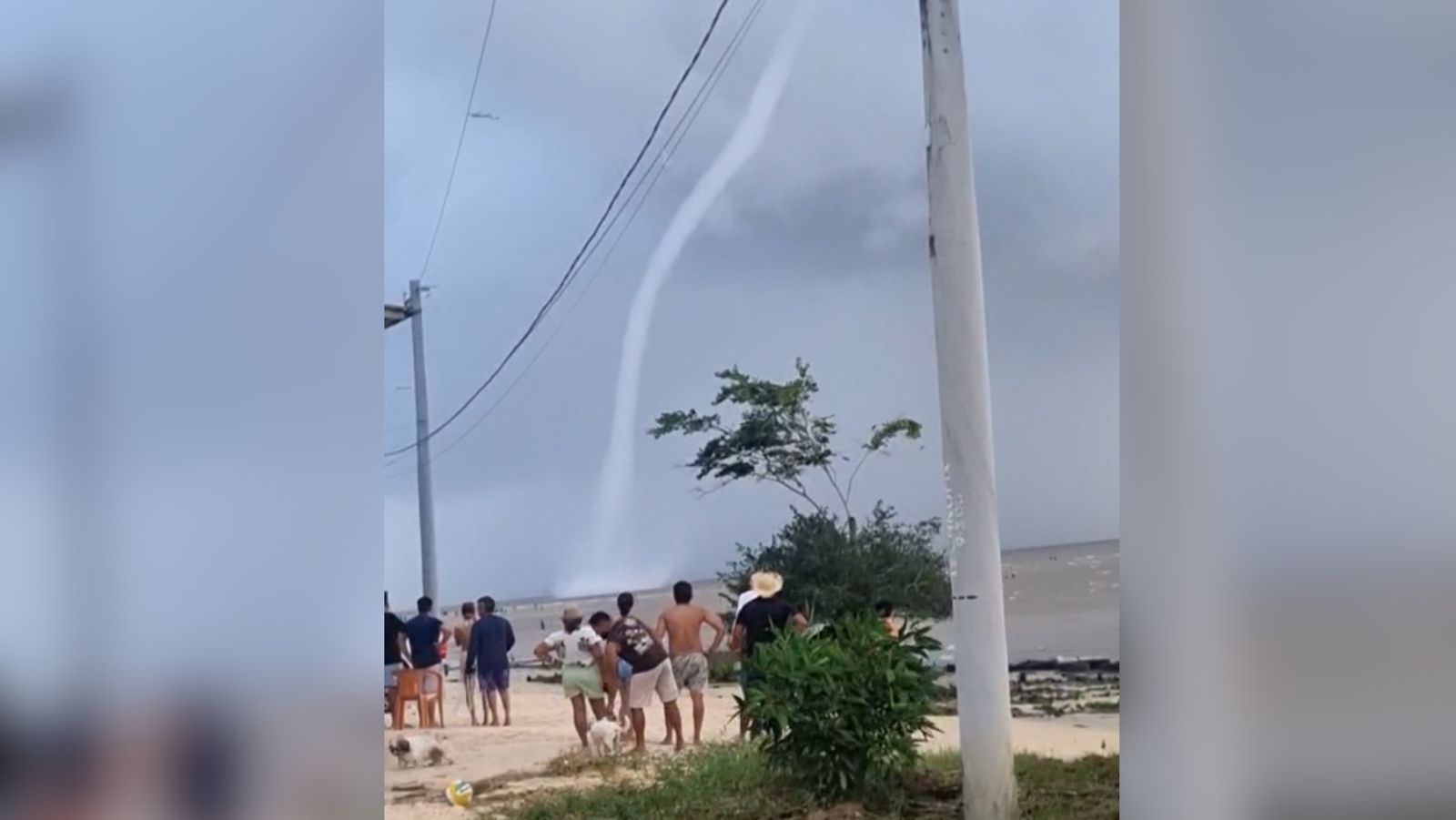 Vídeo: fenômeno raro surpreende banhistas na praia do Outeiro neste sábado