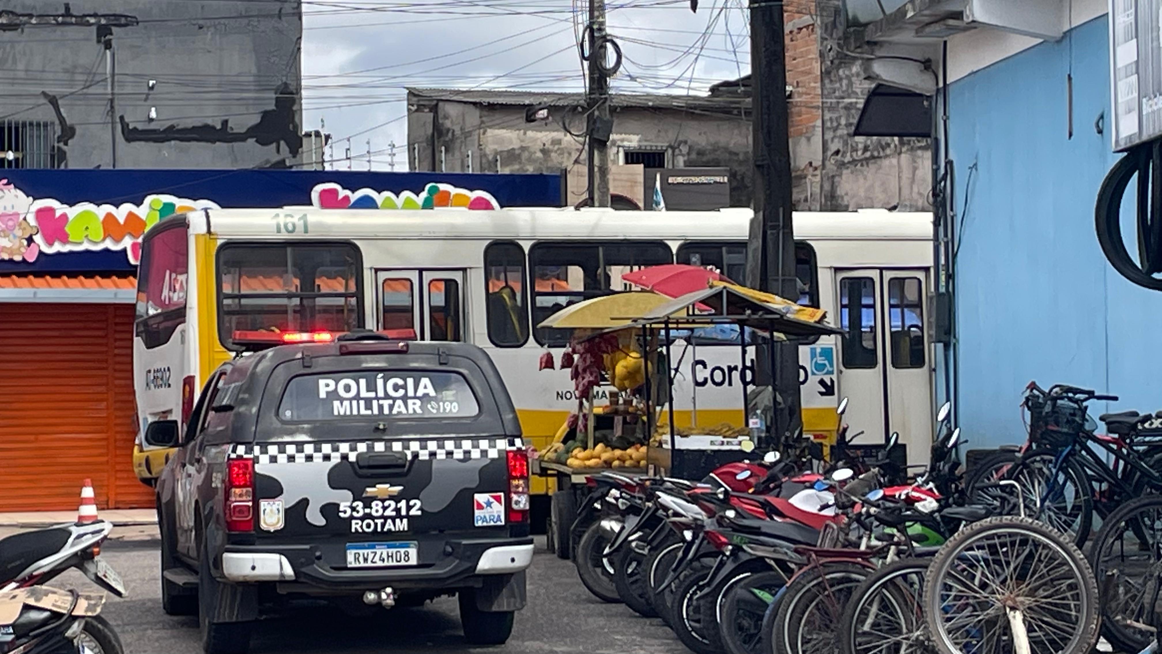 A Polícia Militar isolou a área e realiza negociação para liberação da vítima.