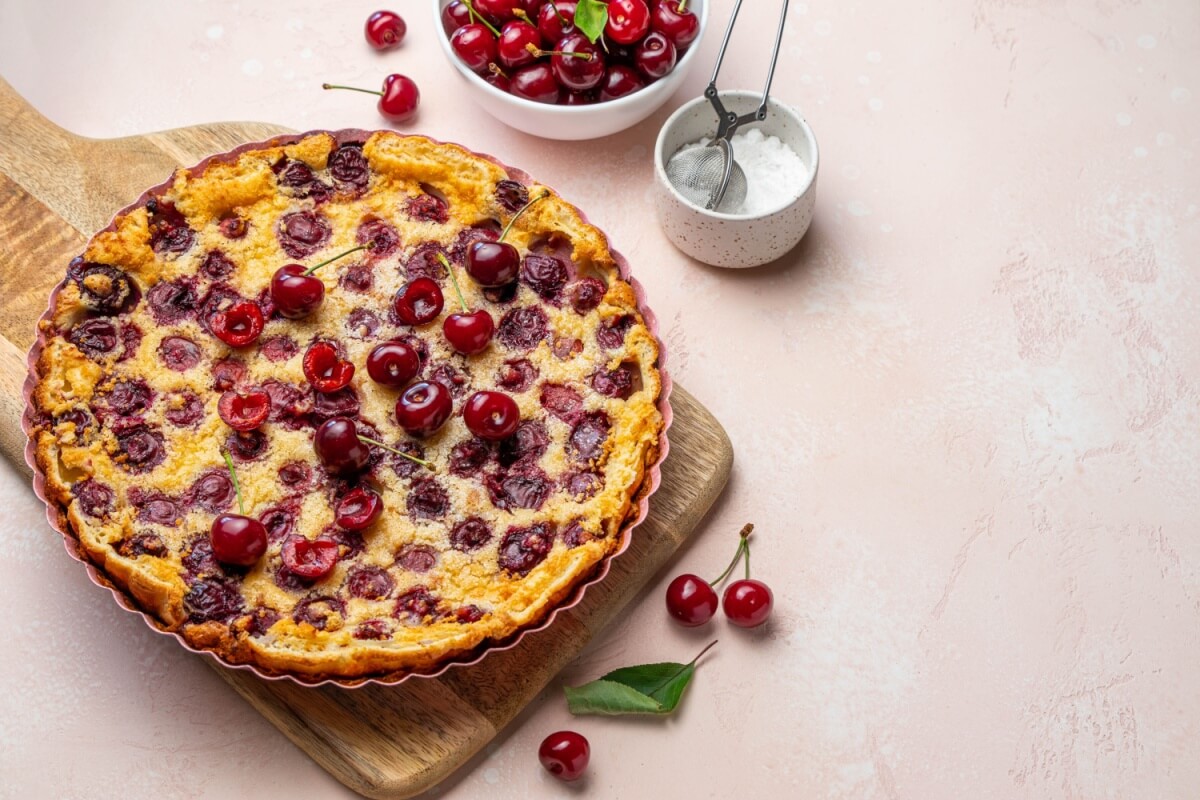 Clafoutis de cereja (Imagem: Kostina IG | Shutterstock)