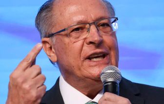 Brasil está conversando “com reserva” com Estados Unidos, diz Alckmin