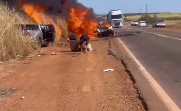 Imagem - Vídeo: carros explodem após acidente no Pará e fogo em mata preocupa motoristas
