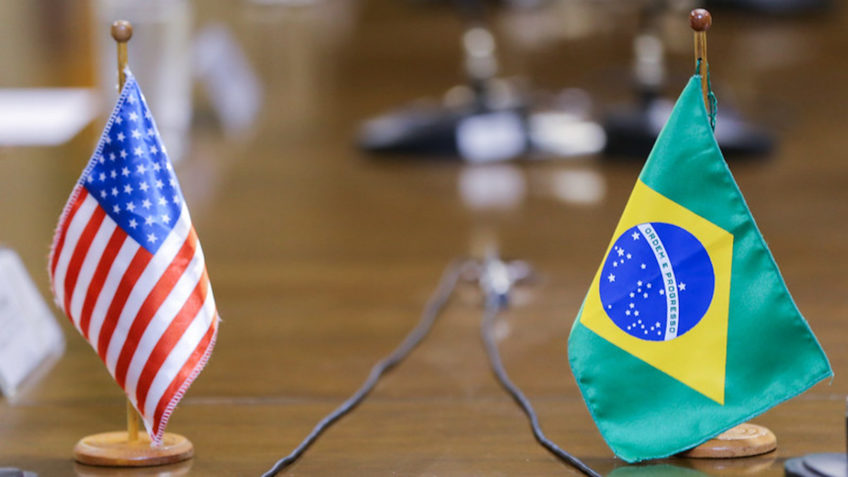 Bandeira dos Estados Unidos e Brasil.