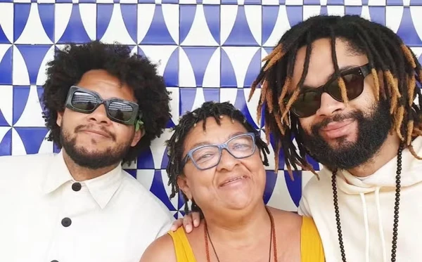 Dona Jacira Roque de Oliveira ao lado dos filhos, Emicida e Evandro Fióti.