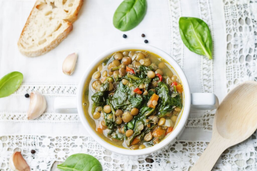 Sopa de lentilha com espinafre (Imagem: Nataliya Arzamasova | Shutterstock) 