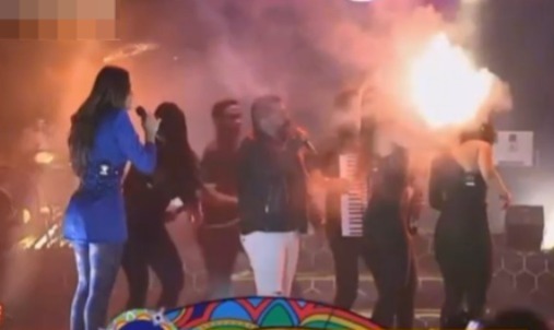 Imagem - Fogo atinge cabelo de cantora da banda 'Limão com Mel' durante show em Pernambuco; assista