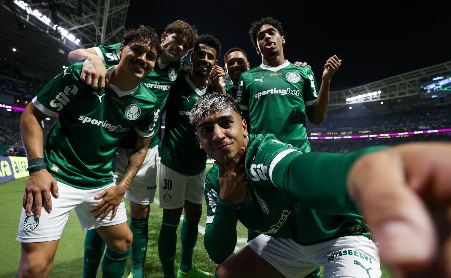 Imagem - Palmeiras vence Grêmio e encosta na liderança do Brasileirão