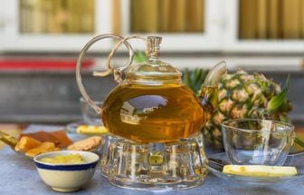 5 chás com casca de abacaxi para ajudar a emagrecer