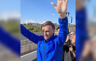 De tornozeleira, Bolsonaro vai a evento de moto com Michelle e aliados