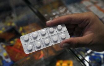 Possível reação do Brasil a tarifaço pode afetar preços de remédios