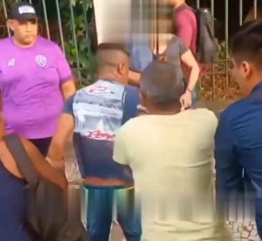 Imagem - Vídeo: homem tenta roubar celular de jovem com deficiência, mas é contido em ônibus