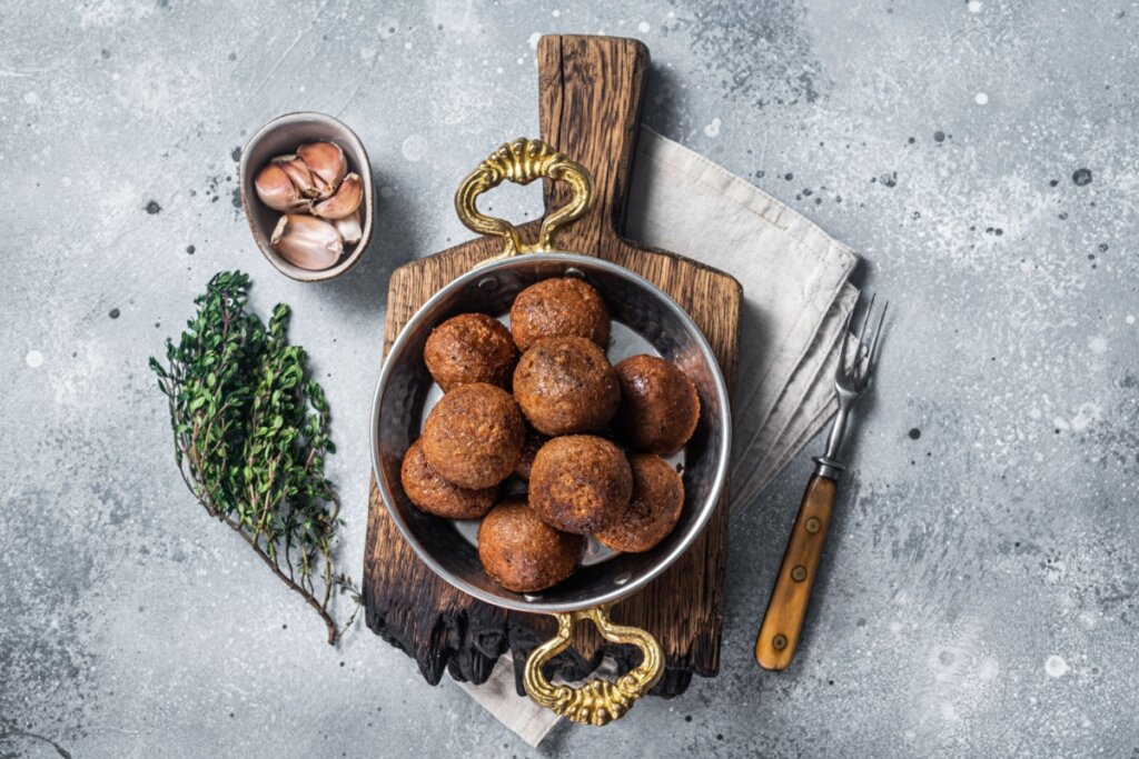 Bolinho de feijão-preto com chia (Imagem: Mironov Vladimir | Shutterstock)