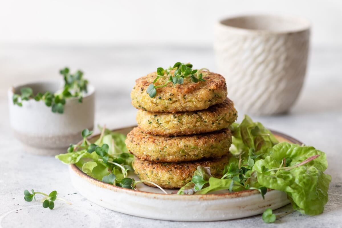 Hambúrguer de quinoa e chia (Imagem: Mila Naumova | Shutterstock)