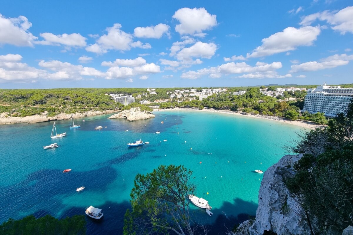 Menorca oferece o equilíbrio perfeito entre belezas naturais, cultura rica, boa comida e festas animadas (Imagem: BenH1994 | Shutterstock)