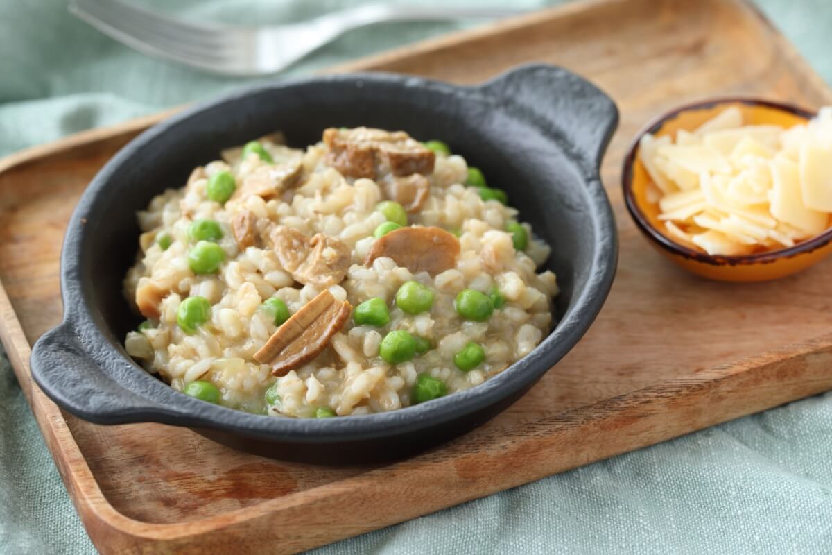 Risoto de cogumelo e ervilha (Imagem: StockphotoVideo | Shutterstock)