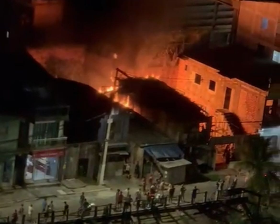 Imagem - Casa é consumida pelo fogo, na Pedreira, em Belém; assista