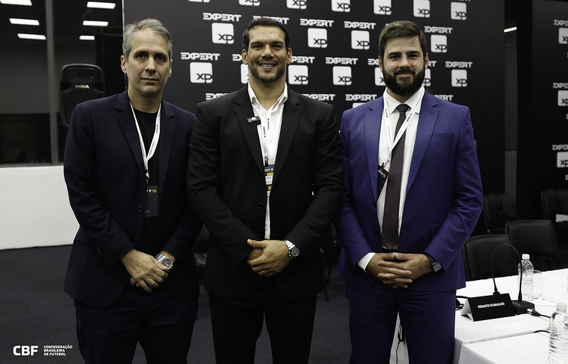 Vice-presidente da CBF, Ricardo Gluck Paul, esteve ao lado de Samir Xaud - 