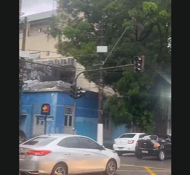Imagem - Semáforo de cruzamento no centro de Belém apaga após forte chuva; confira o trânsito na área