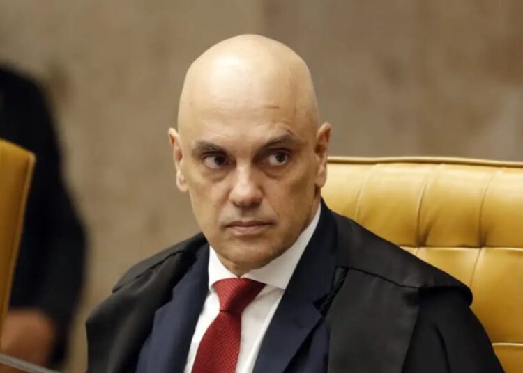 Imagem - Alexandre de Moraes é flagrado dando 'cotoco' após ser vaiado no estádio do Corinthians