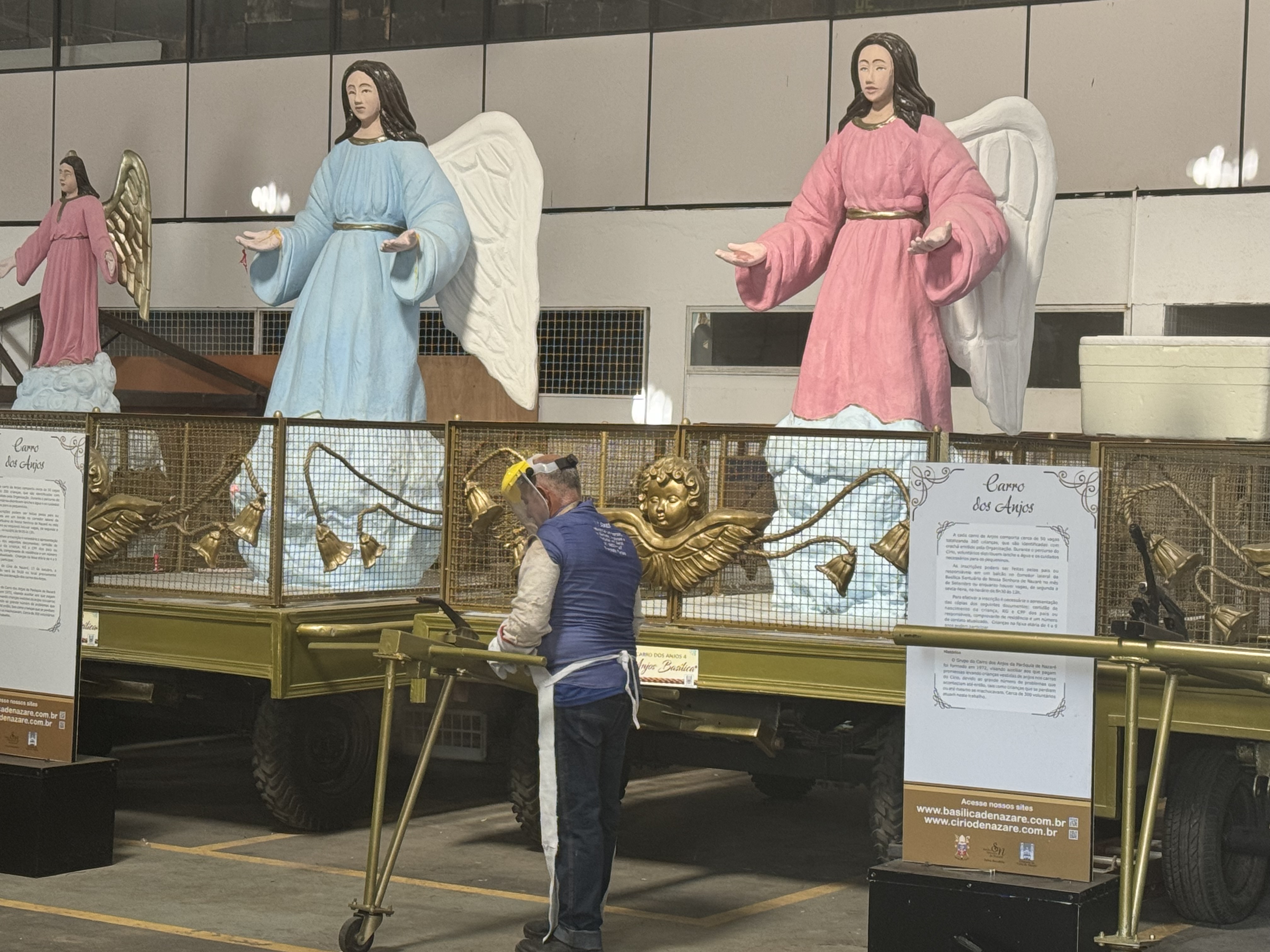 Diretoria da festa inicia reparos nos carros de promessas. 