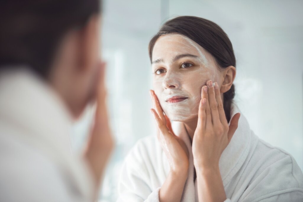 O ideal é lavar o rosto com sabonetes que limpam sem retirar excessivamente a oleosidade natural da pele (Imagem: Alina Fomenko | Shutterstock)