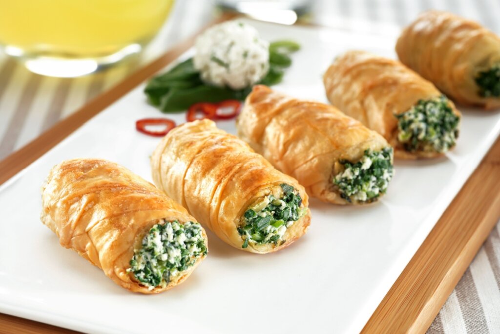 Rolinhos folhados recheados com ora-pro-nóbis e queijo (Imagem: Omer Murat | Shutterstock)