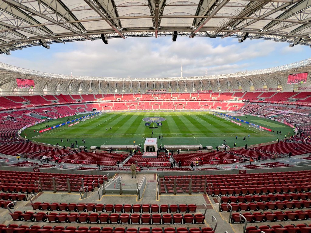 Equipes se enfrentam no Beira-Rio, em Porto Alegre - 