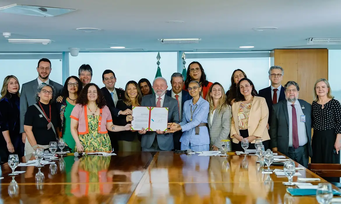 (Lula classificou a iniciativa como uma lei que "defende a soberania animal".)