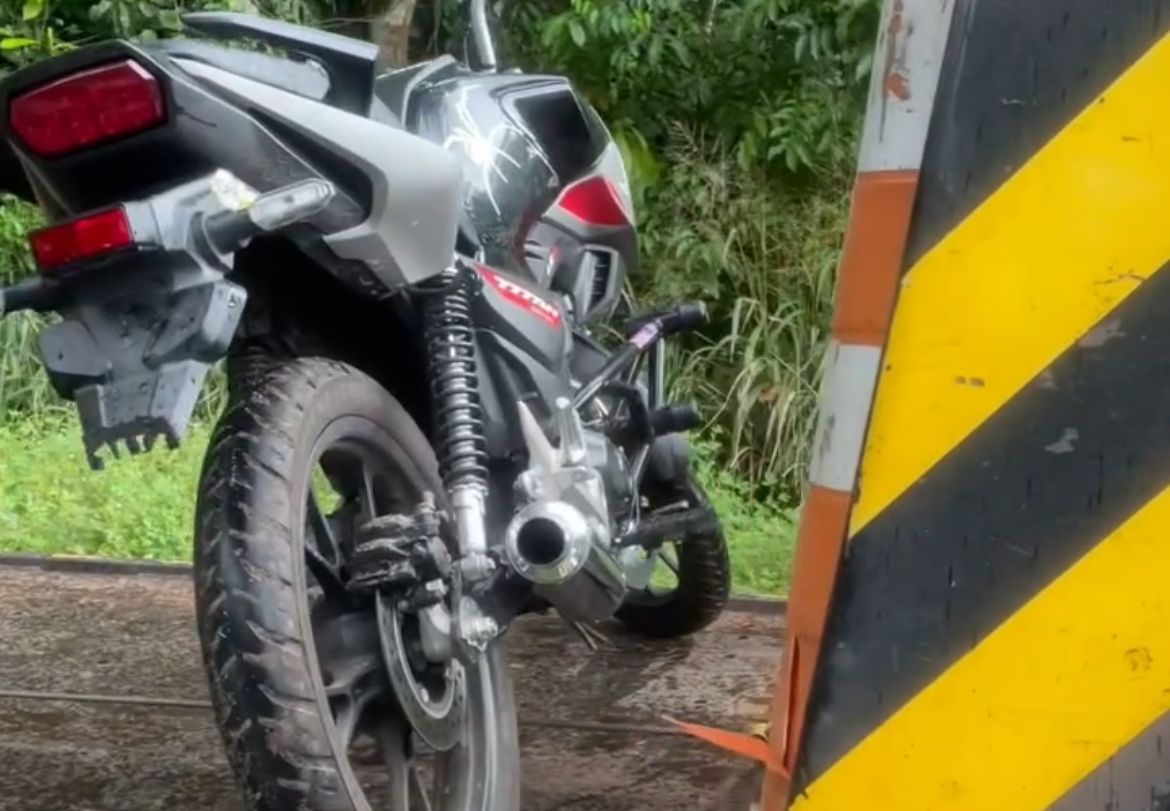Motocicleta apreendida na ação -