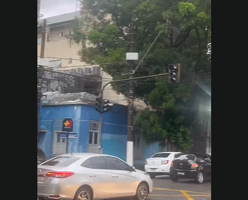  Semáforo de cruzamento no centro de Belém apaga após forte chuva.