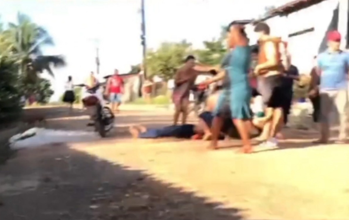 Um dos envolvidos foi atingido por golpes de faca e não resistiu aos ferimentos, vindo a óbito no local.