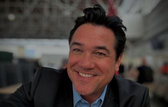 Após décadas, Dean Cain expõe abuso sofrido enquanto vivia o Superman na TV