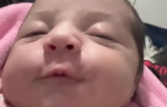 'Você não nasceu pobre': bebê sorri após frase inusitada da mãe e encanta internet
