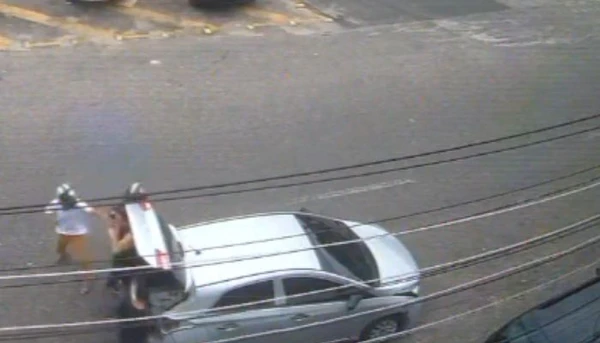 Assalto no bairro da Pedreira é registrado por câmera de segurança