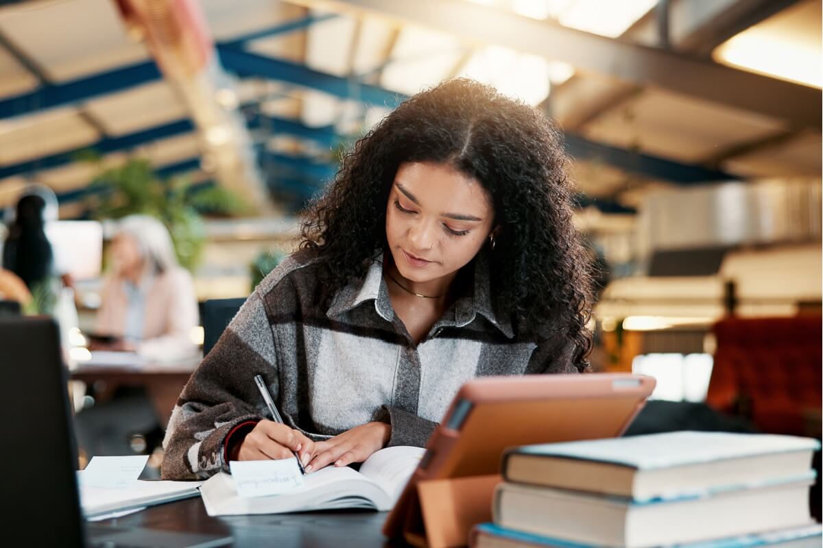 Ajustar o planejamento de estudos e cuidar da saúde mental na reta final para o Enem é fundamental para alcançar o desempenho almejado (Imagem: PeopleImages.com - Yuri A | Shutterstock)