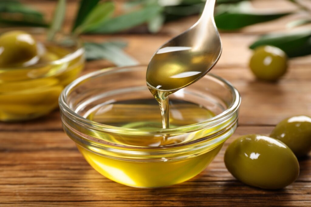 O azeite de oliva contém compostos antioxidantes e anti-inflamatórios que ajudam a proteger as células hepáticas (Imagem: New Africa | Shutterstock) 