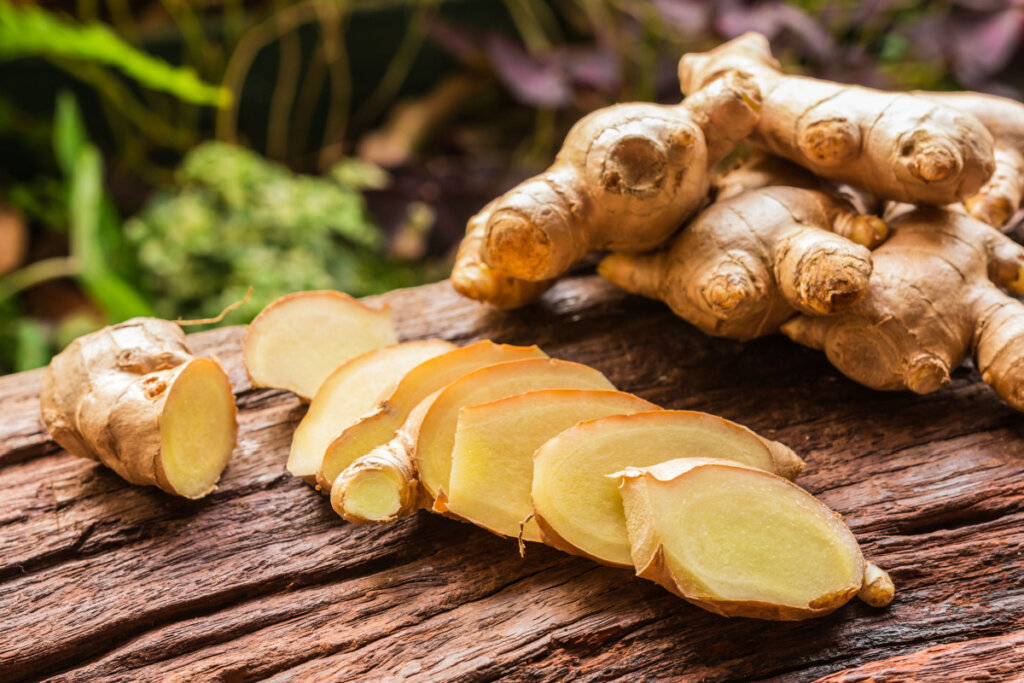 O gengibre é um alimento que ajuda no sistema digestivo e possui compostos que podem proteger o fígado (Imagem: Charoen Krung Photography | Shutterstock)