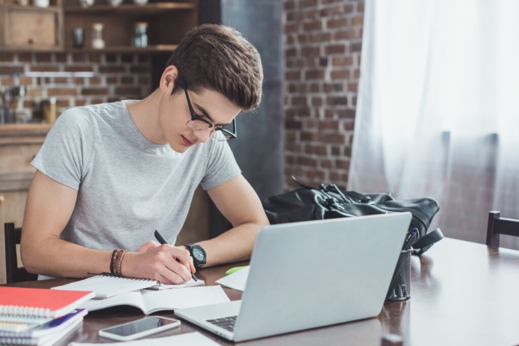 Praticar a escrita e incluir referências na redação é uma das estratégias para enriquecer o texto no Enem (Imagem: LightField Studios | Shutterstock)