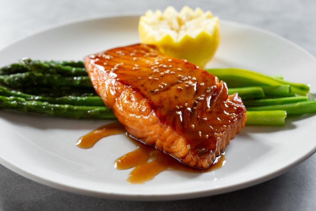 Salmão com molho teriyaki e aspargo (Imagem: The Image Party | Shutterstock)