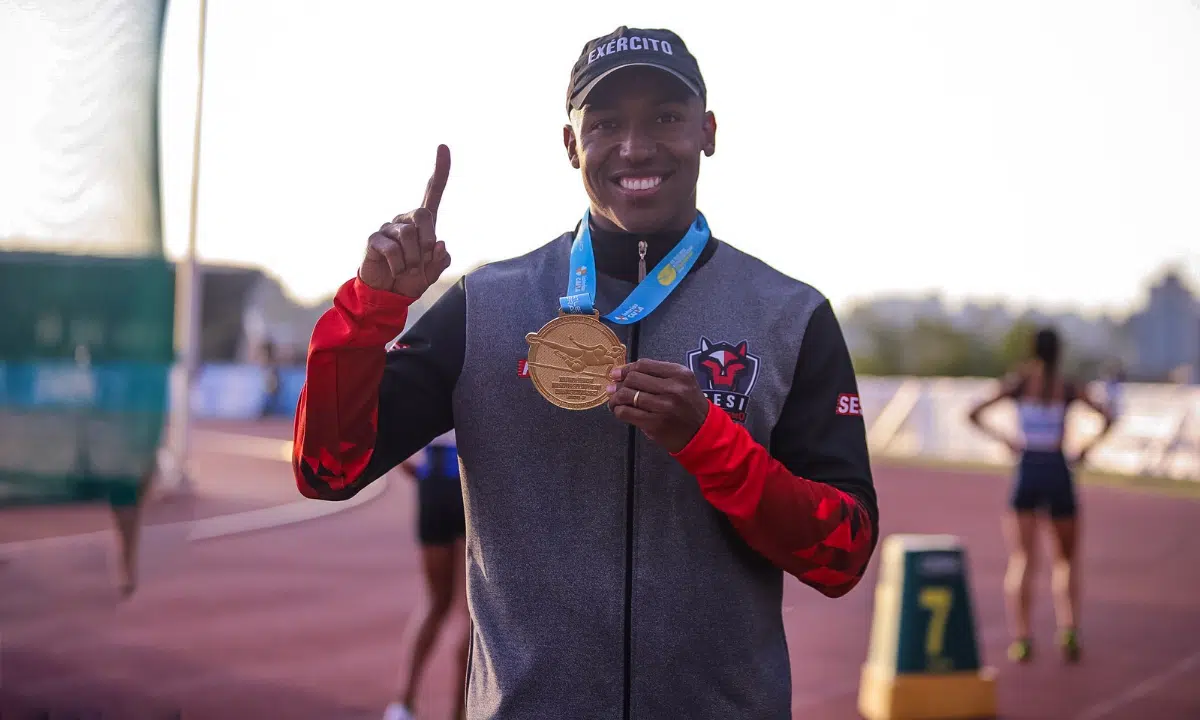 Erik Cardoso voa nos 100m e quebra recorde sul-americano no Troféu Brasil