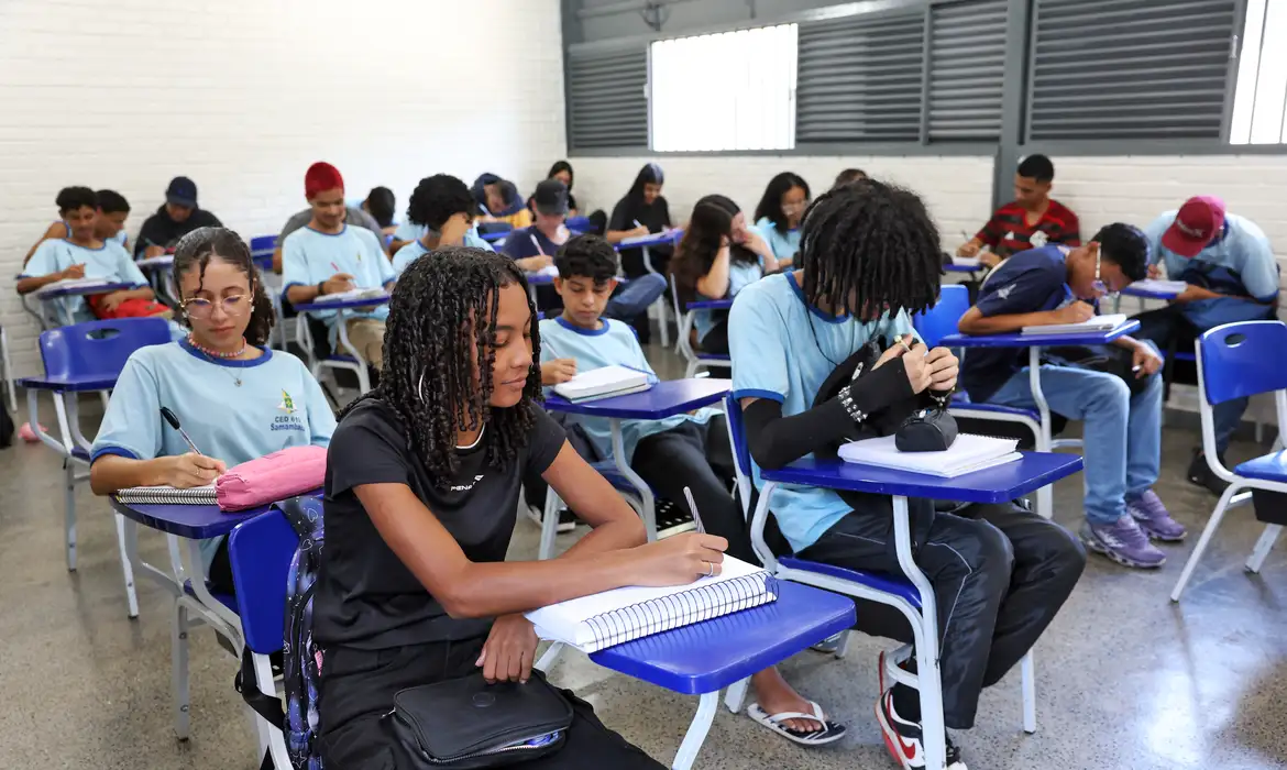 Para receber, a frequência escolar mínima é de 80% nas aulas
