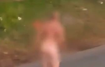 Vídeo: homem nu agride professora na frente de escola em Curitiba