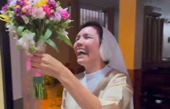 Freira rouba a cena e pega buquê da noiva em casamento; vídeo viraliza nas redes