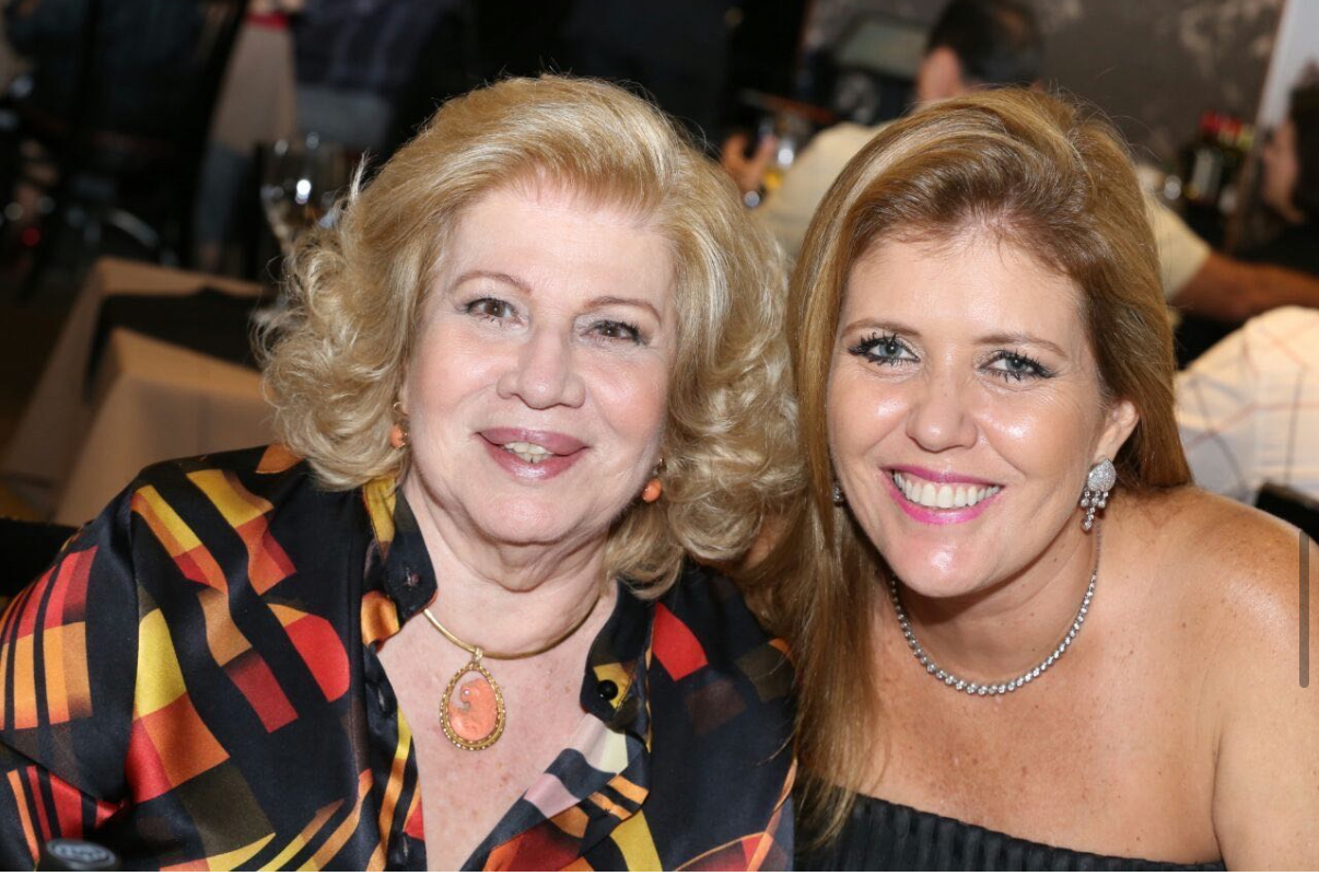 A aniversariante, Célia Cavalcante, com Monica Farah