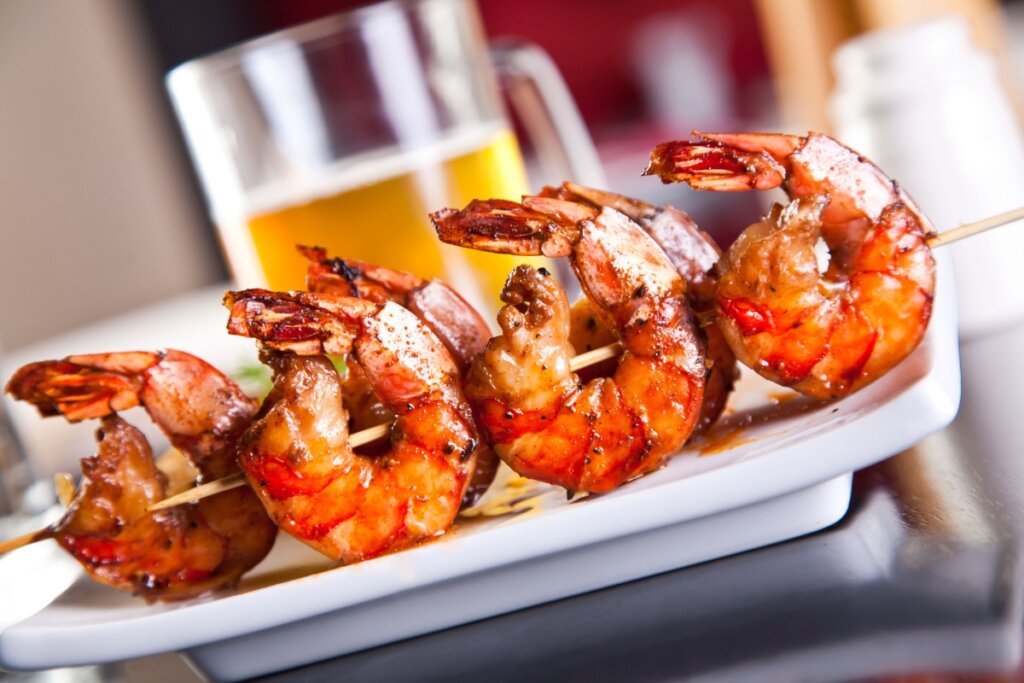 Camarão grelhado com marinada de cerveja (Imagem: Kostenko Maxim | Shutterstock) 