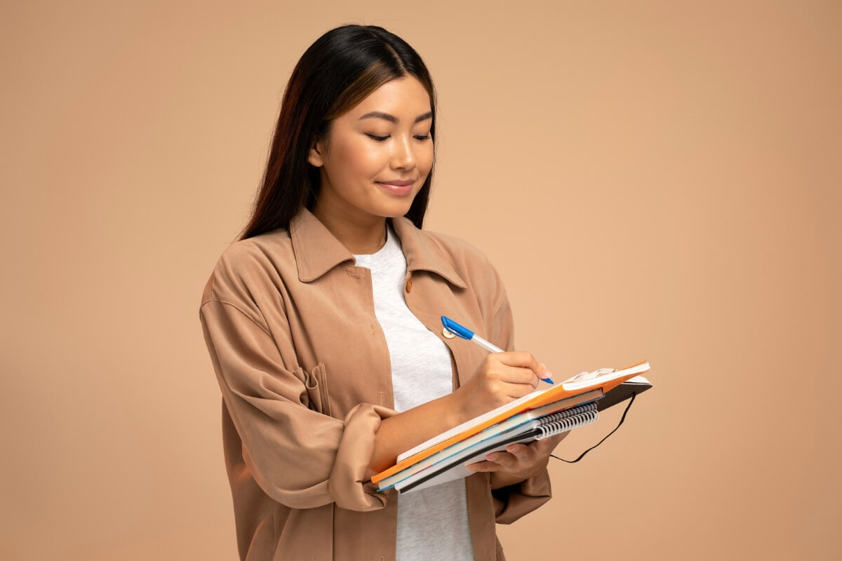 Compreender a estrutura básica da redação ajuda o estudante a tirar nota máxima no exame (Imagem: Sklo Studio | Shutterstock)