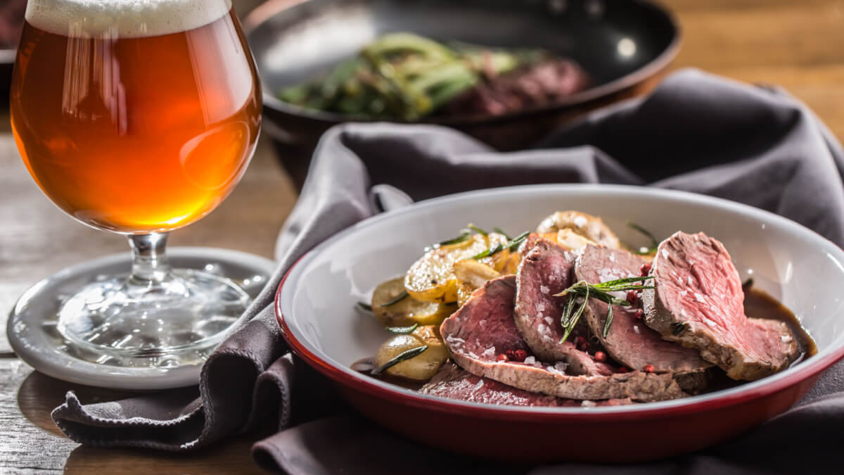 Filé mignon ao molho de cerveja preta (Imagem: Marian Weyo | ShutterStock) 