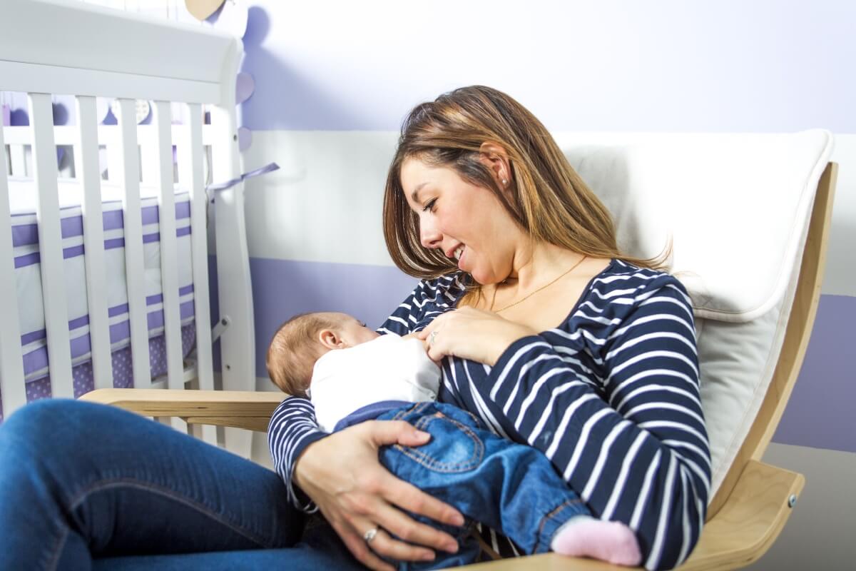 O cuidado com a alimentação é importante durante a amamentação (Imagem: Lopolo | Shutterstock)