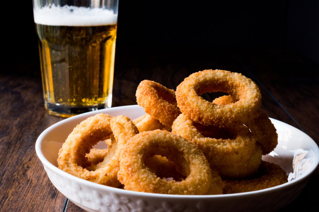 Onion rings com cerveja (Imagem: Alp Aksoy | ShutterStock)