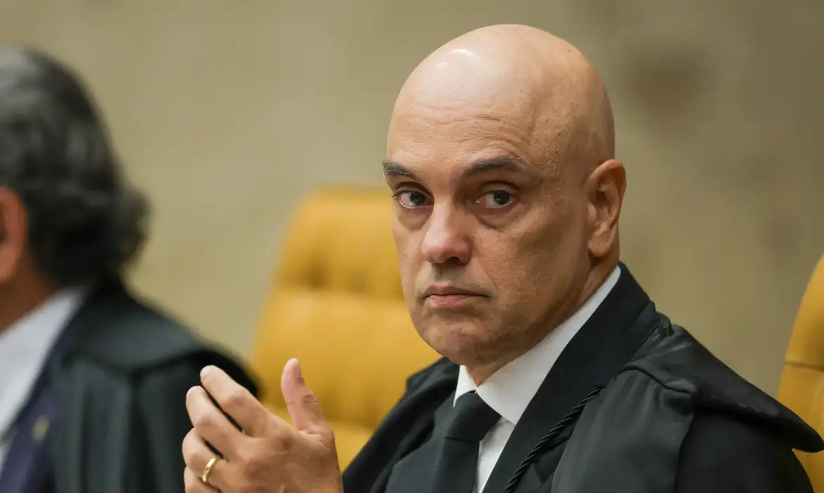 Moraes denuncia articulações de Eduardo Bolsonaro e vê ameaça de novo ataque à democracia