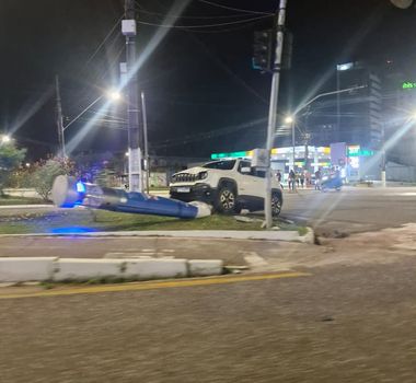 Imagem - Motorista causa acidente e derruba totem de segurança no bairro do Marco, em Belém